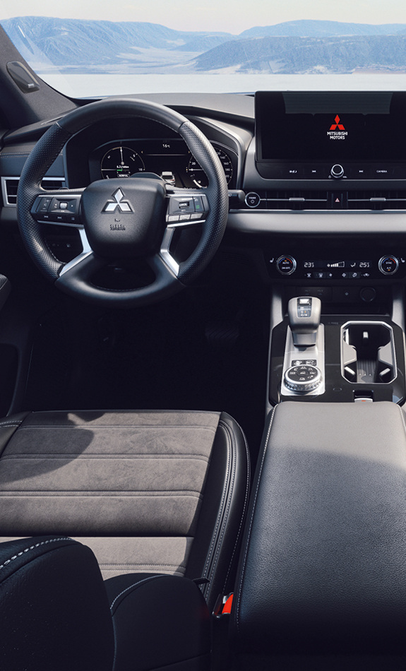 Mitsubishi Outlander Select Innenraum-Ansicht mit schwarzen Sitzen, digitalem Cockpit, Touchscreen-Display und modernem Lenkrad